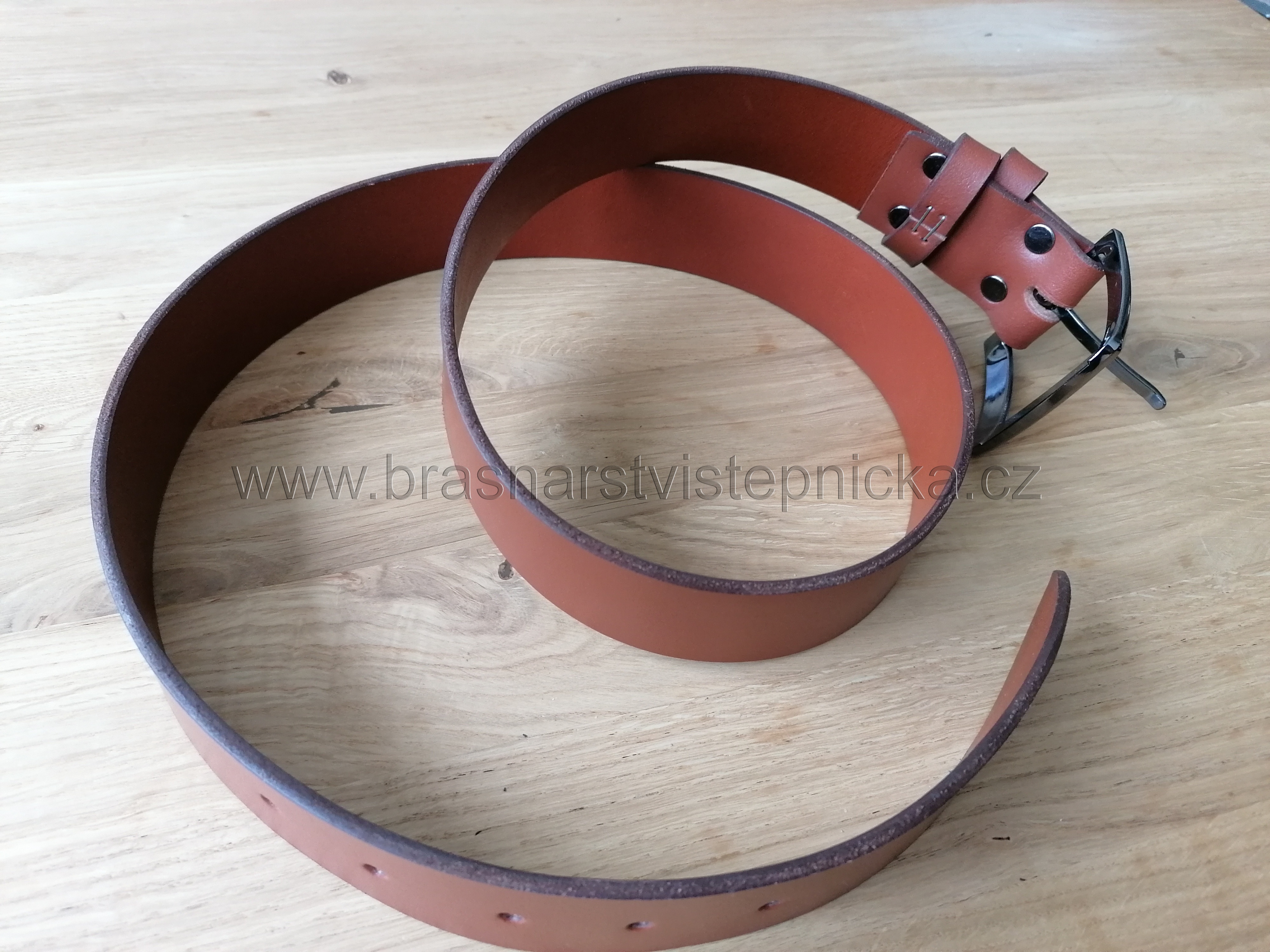 Kožený opasek rezavé barvy,  šířka 4 cm, délka 125 cm